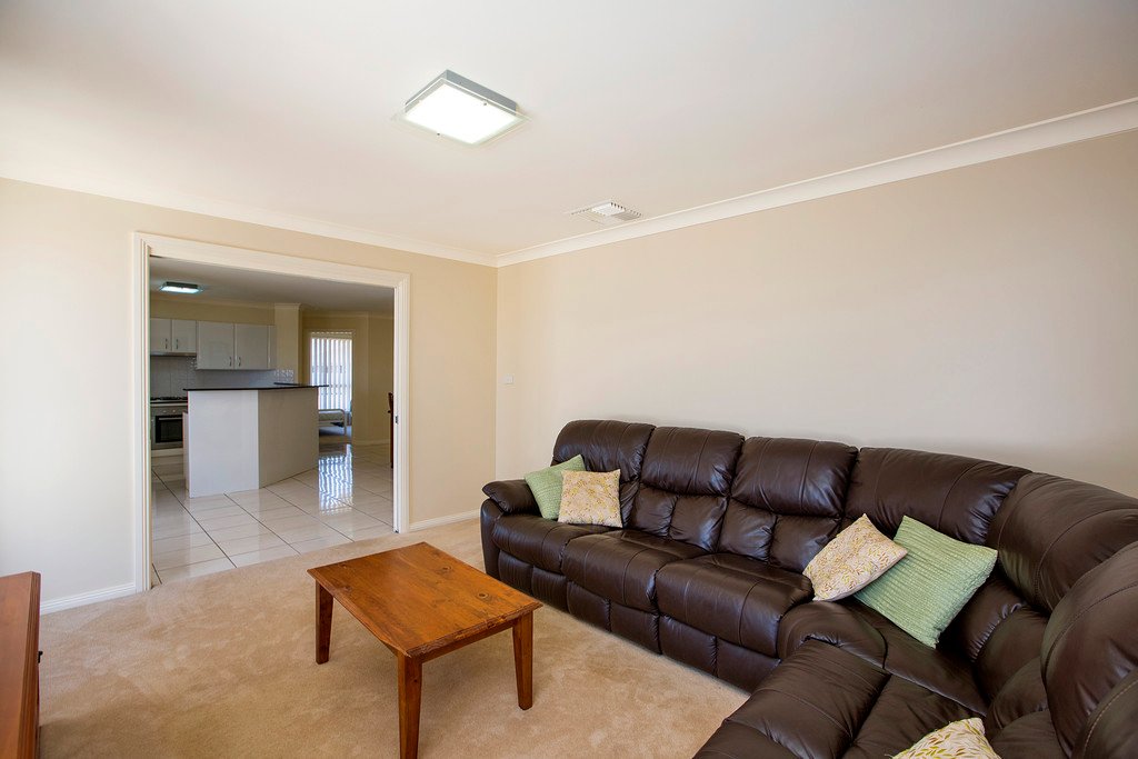 16 Bowman Drive TAMWORTH 15