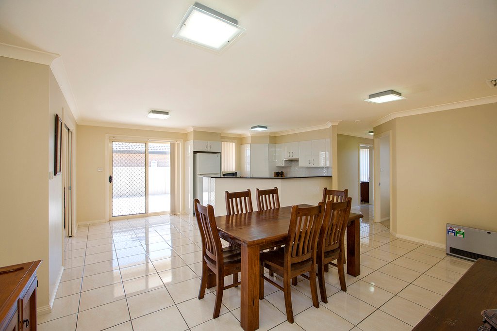 16 Bowman Drive TAMWORTH 16