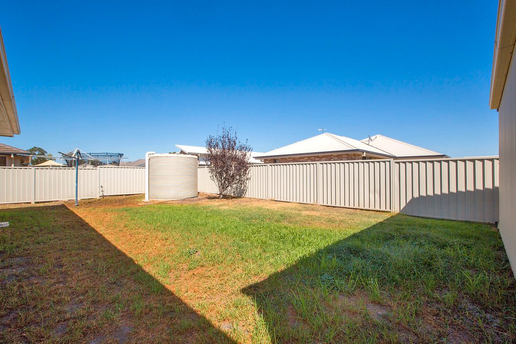 16 Bowman Drive TAMWORTH 19