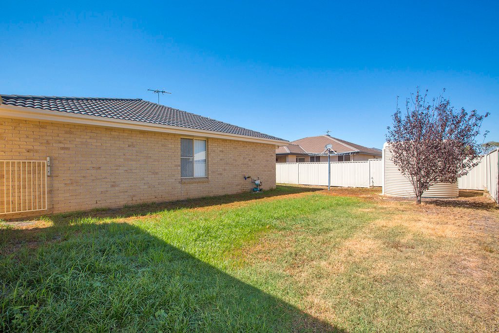 16 Bowman Drive TAMWORTH 20