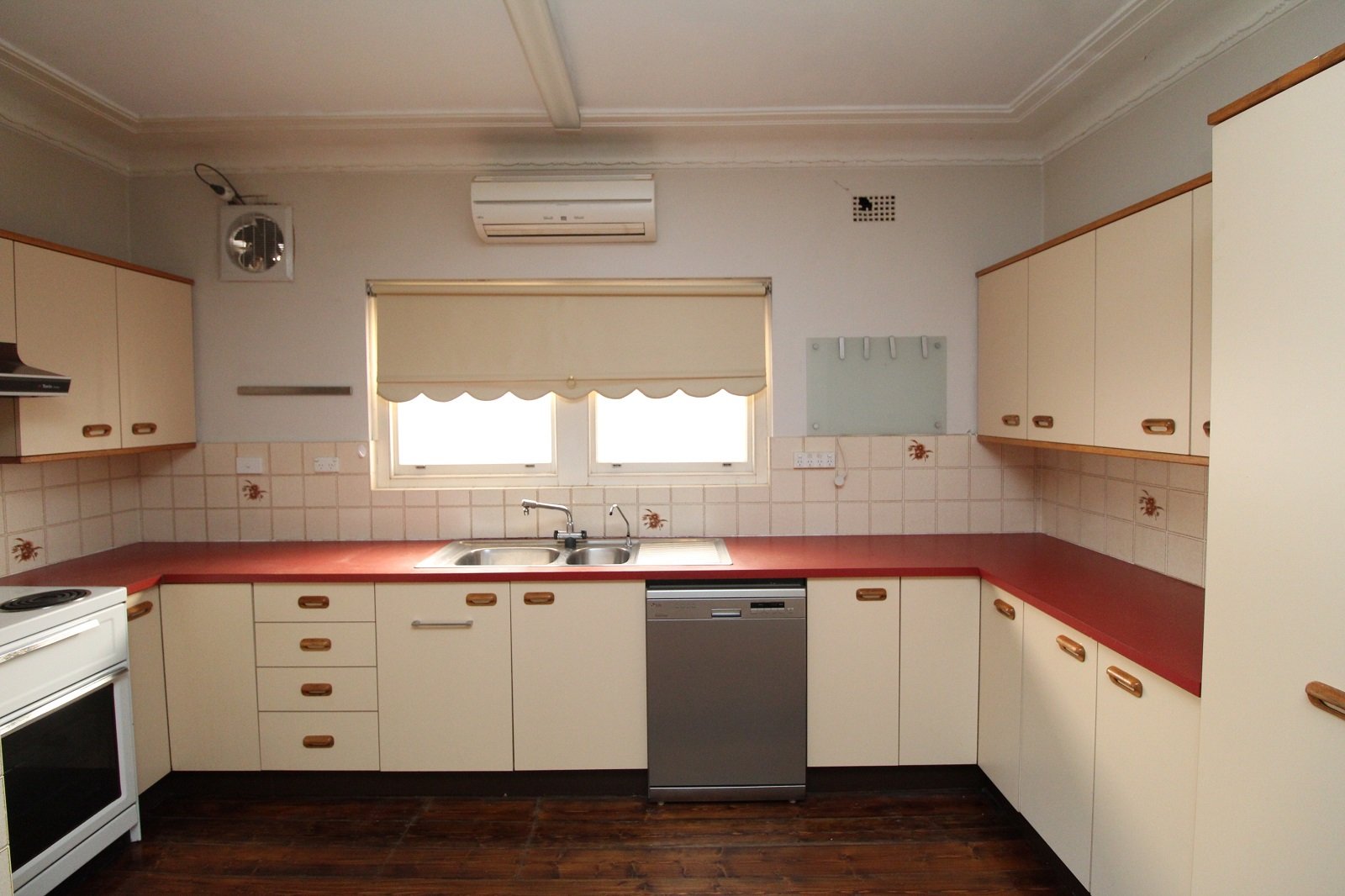 16 Bungalow Rd Road ROSELANDS 4