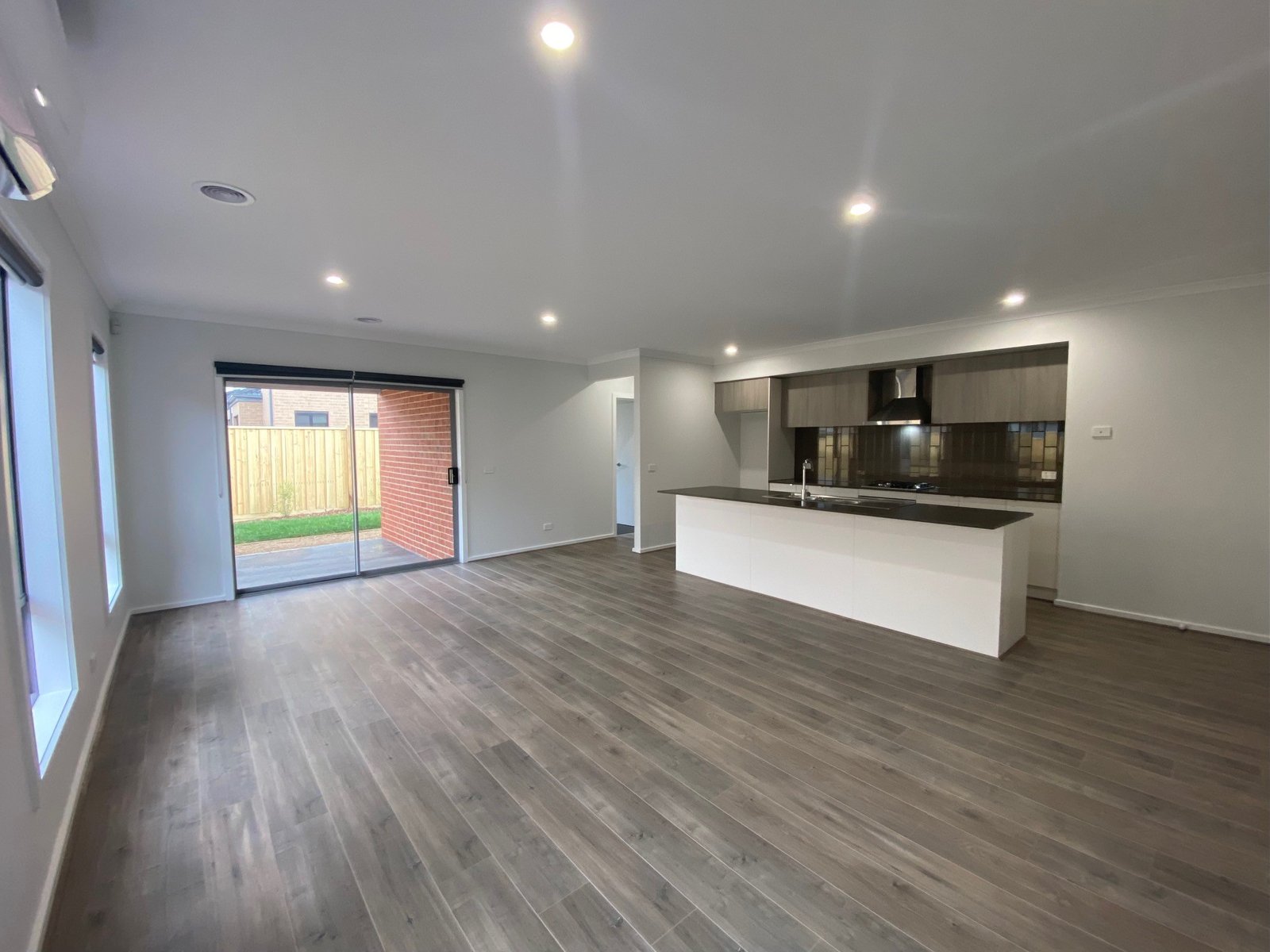 Gallery: 16 Callistemon Circuit