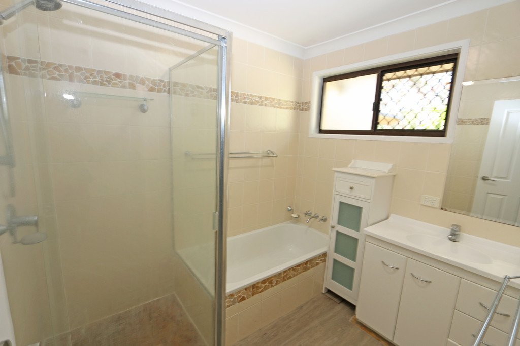 16 Cambridge Court CARRARA 8