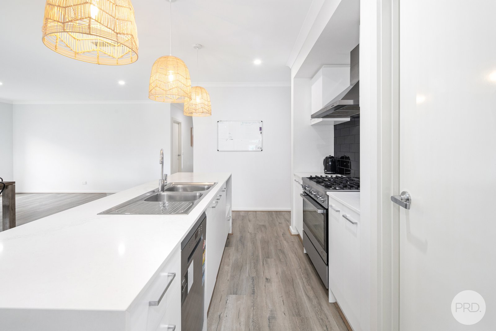 16 Cassinia Court CANADIAN 6