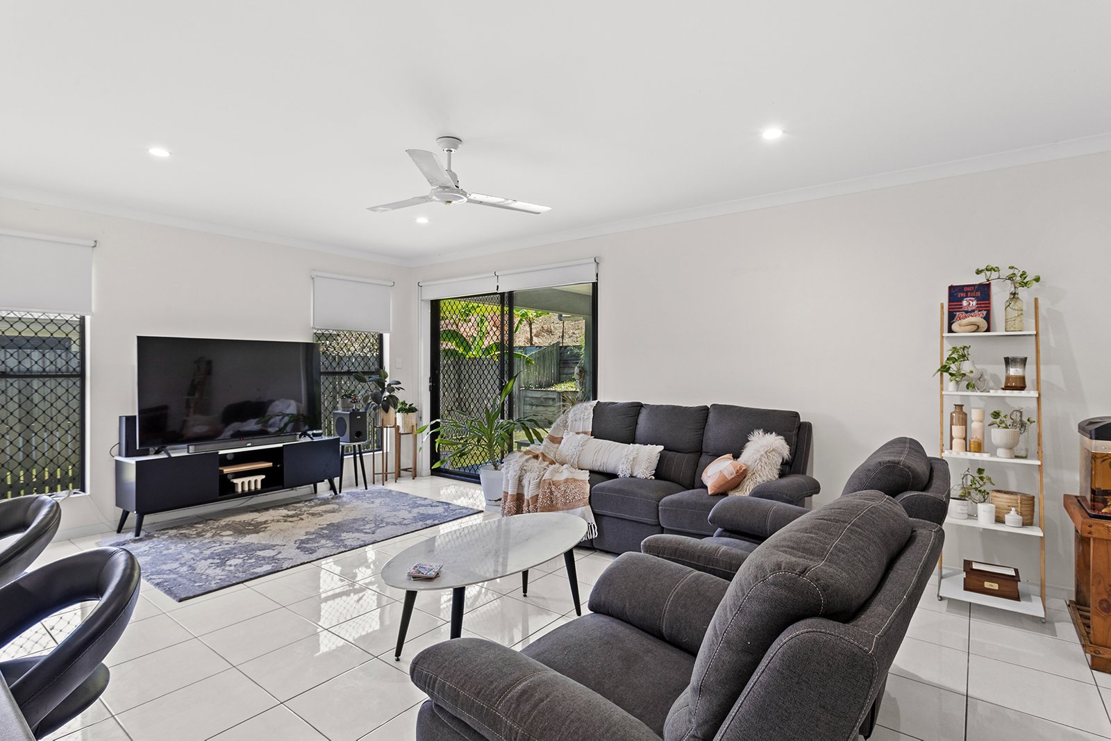 16 Companion Way CANNONVALE 1