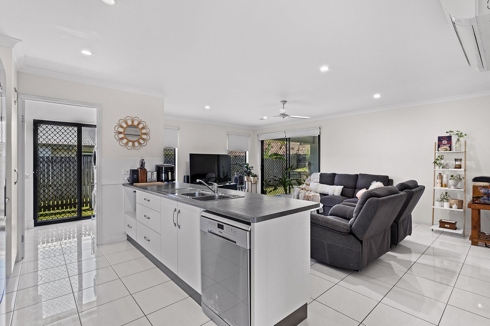 16 Companion Way CANNONVALE 3