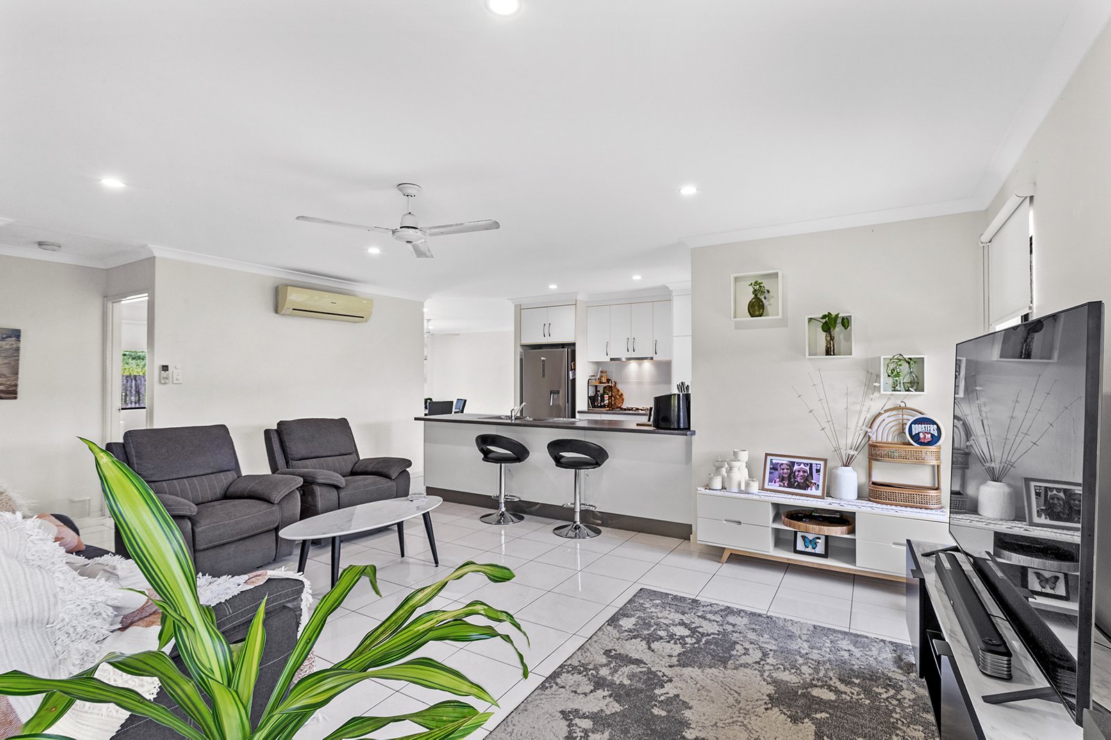 16 Companion Way CANNONVALE 4