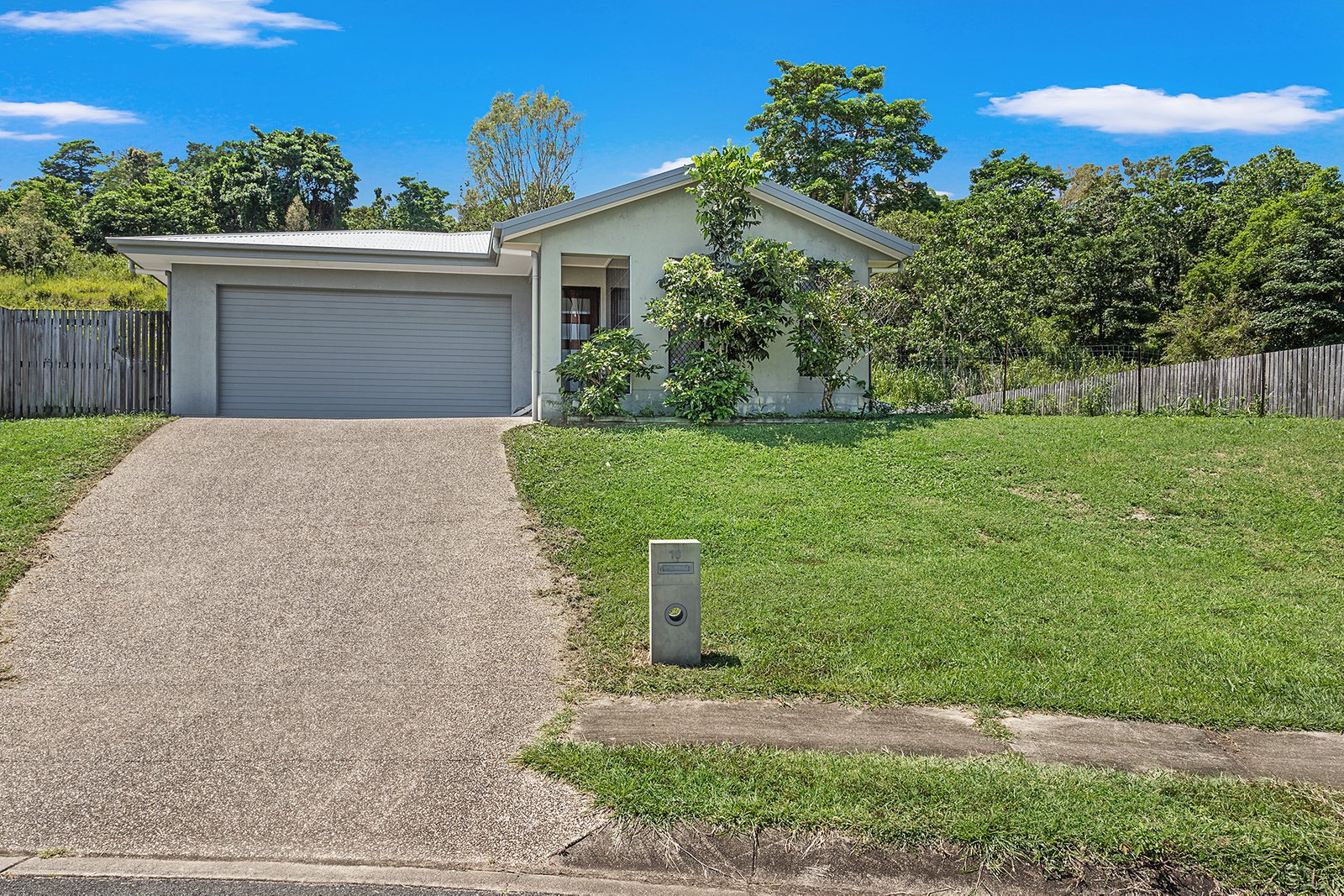 16 Companion Way CANNONVALE 17