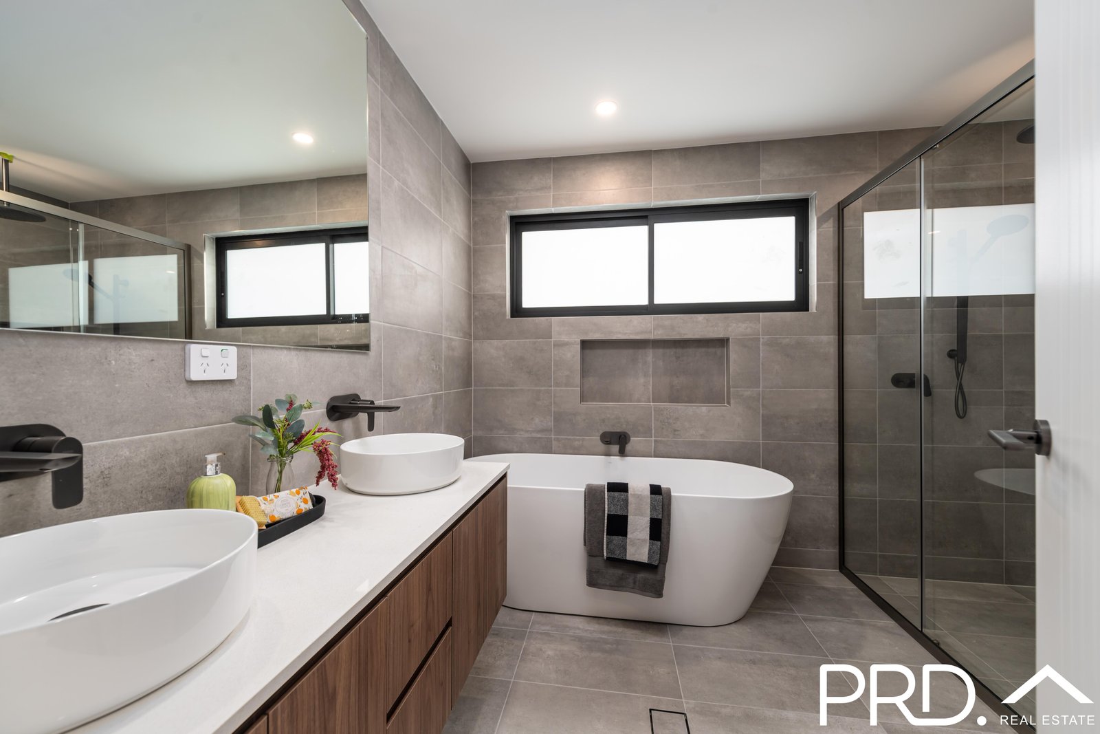 16 Cowland Avenue EAST HILLS 8