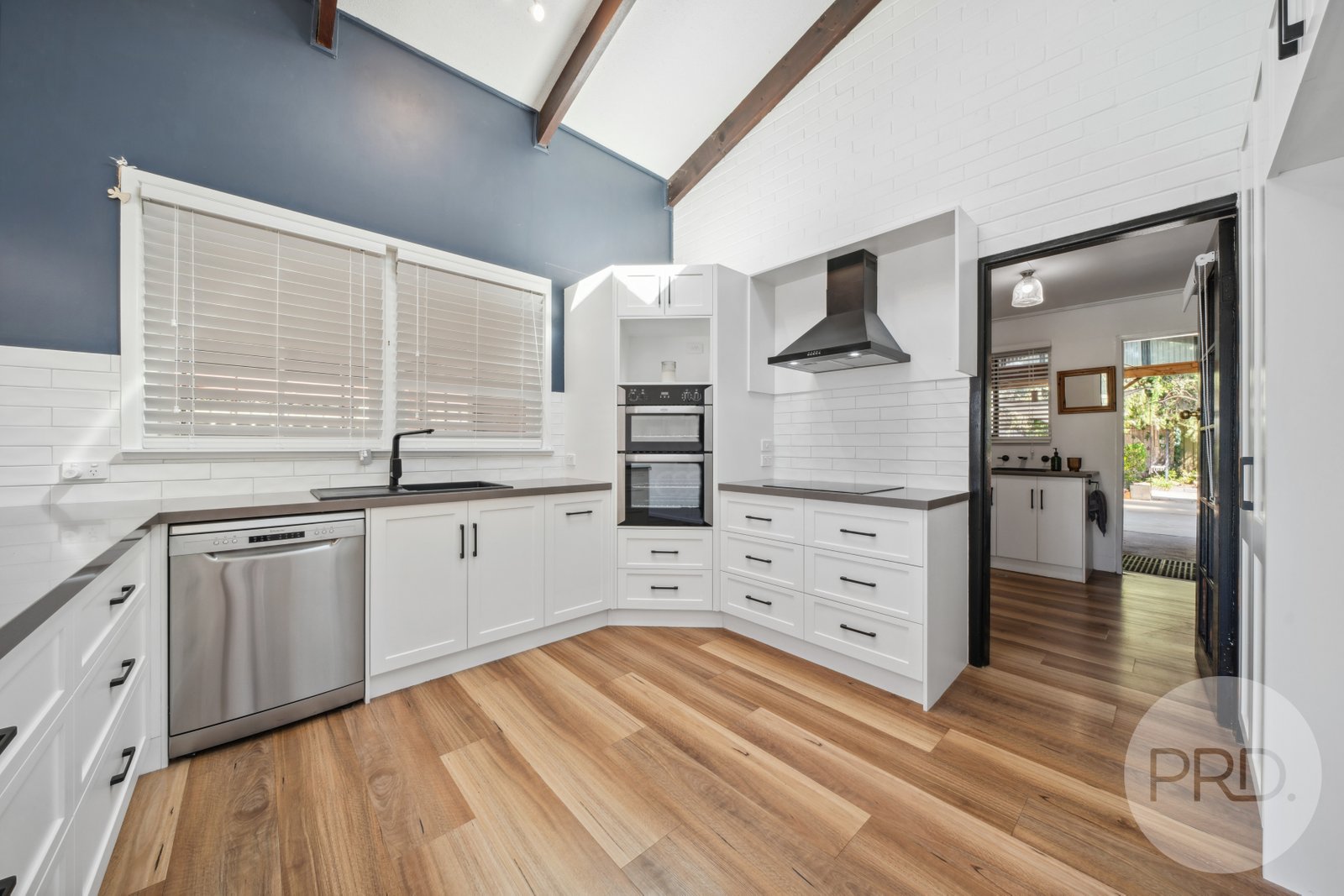 16 Dalkeith Avenue LAKE ALBERT 9