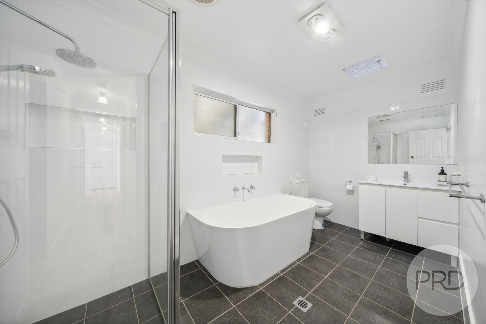 16 Dalkeith Avenue LAKE ALBERT 11