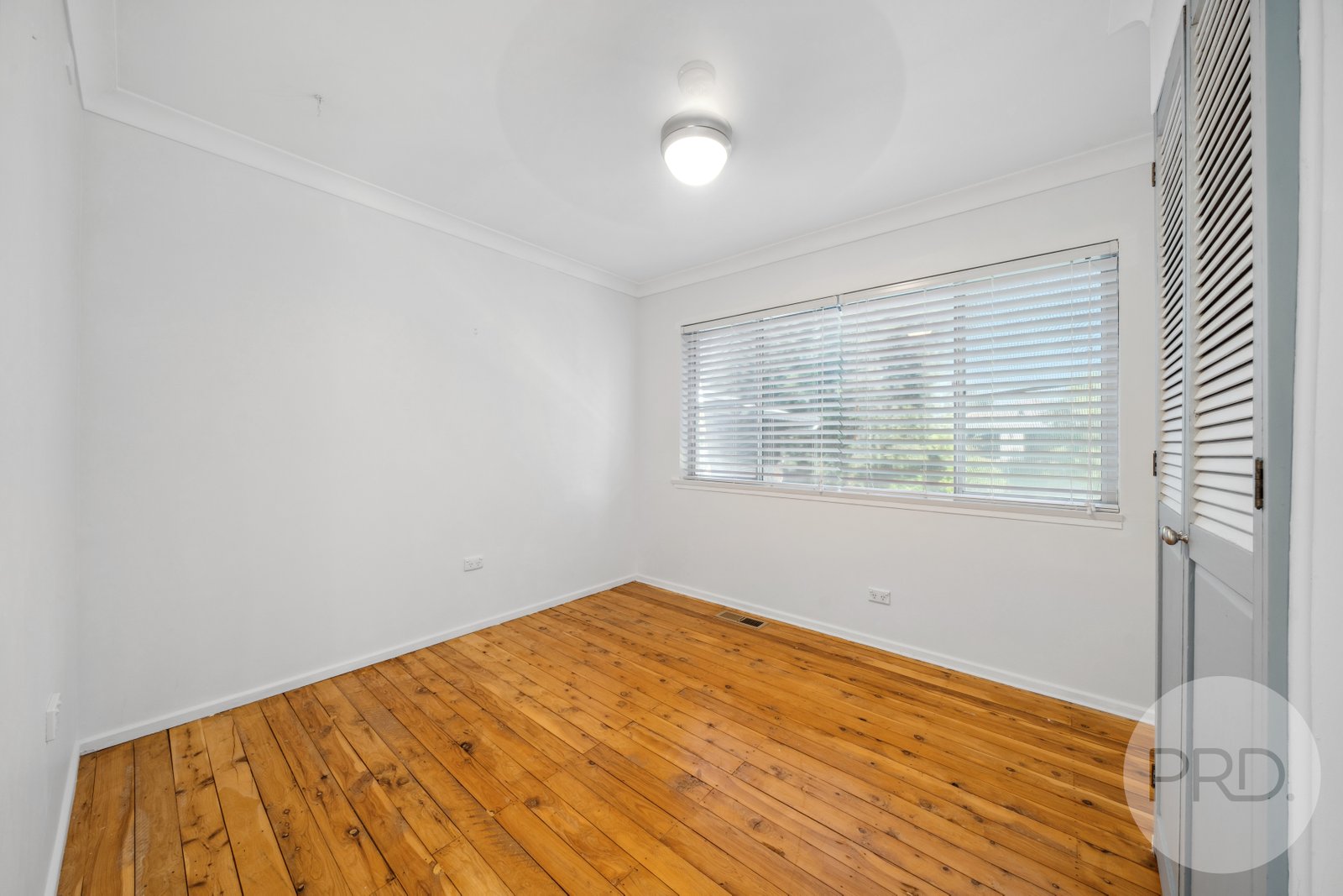 16 Dalkeith Avenue LAKE ALBERT 12