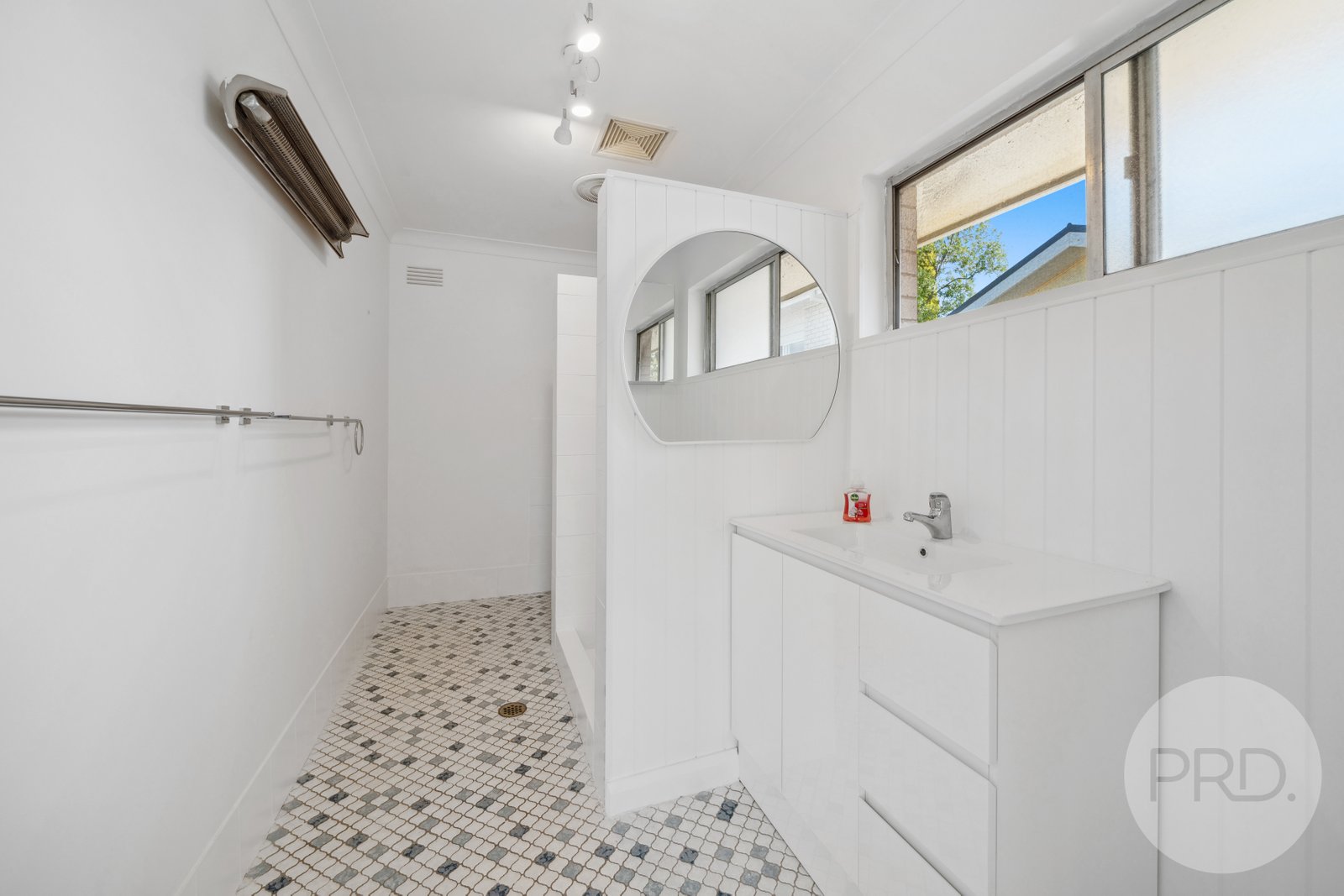 16 Dalkeith Avenue LAKE ALBERT 16