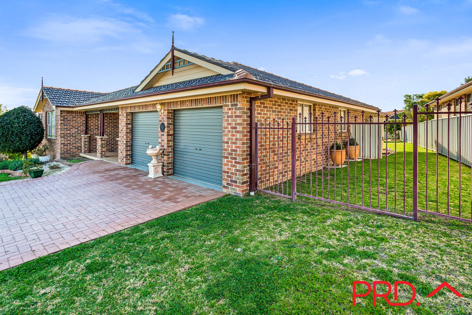 16 Dibar Drive TAMWORTH 3
