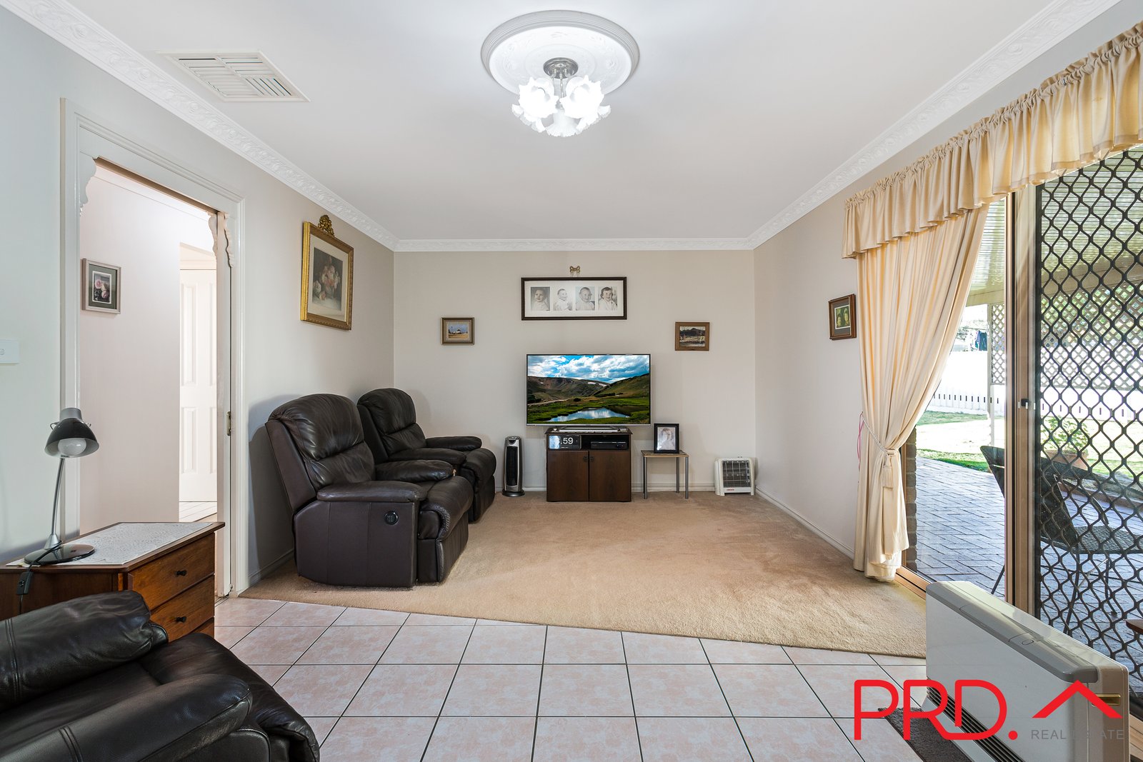 16 Dibar Drive TAMWORTH 8