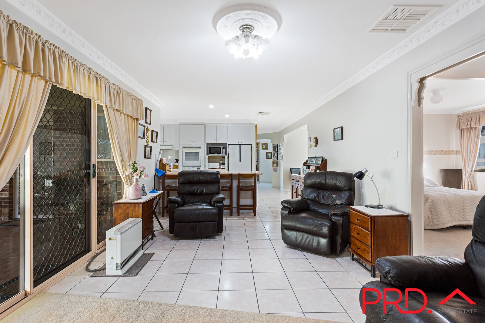 16 Dibar Drive TAMWORTH 9