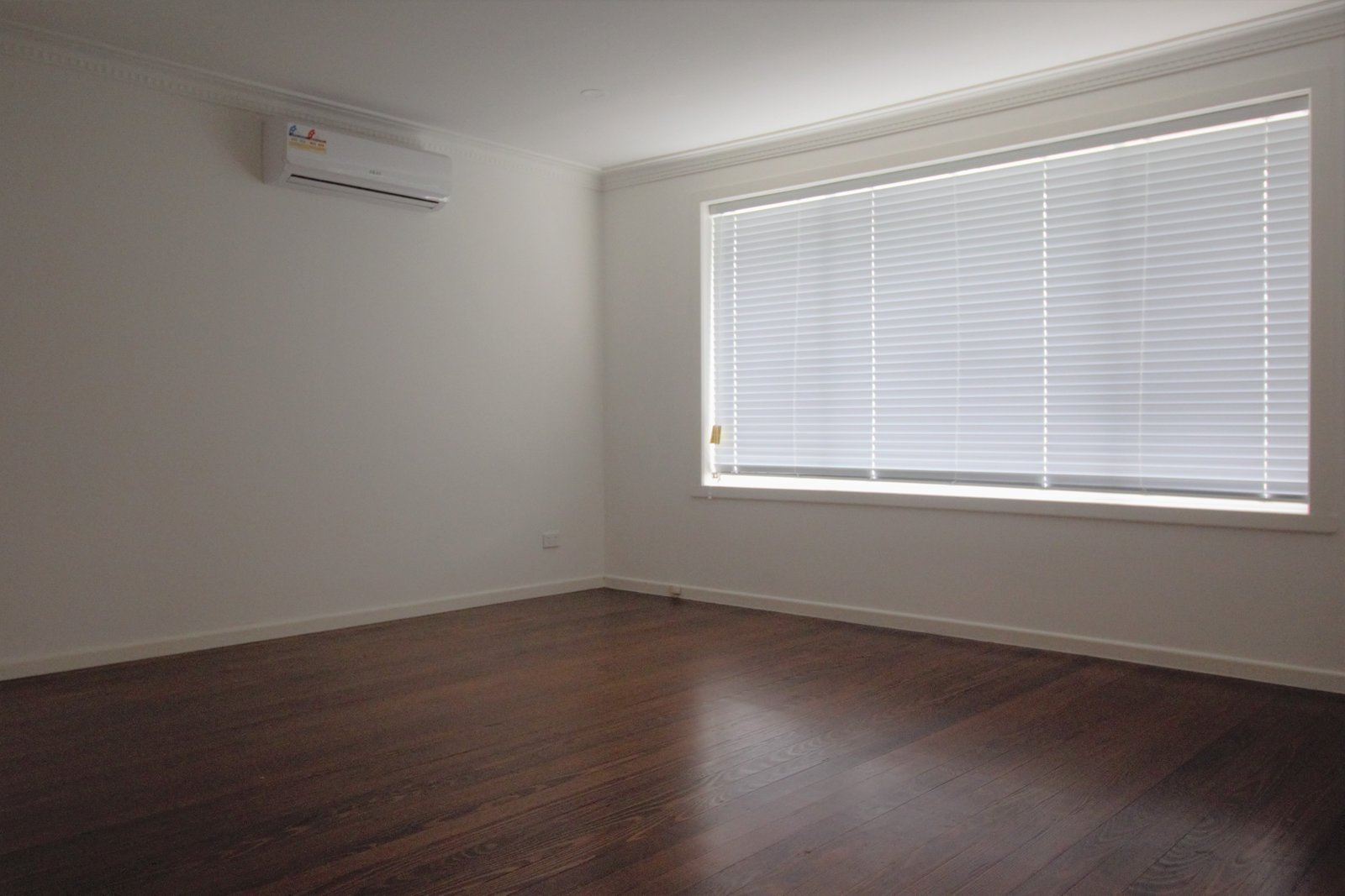Gallery: 1/6 Dobson Avenue