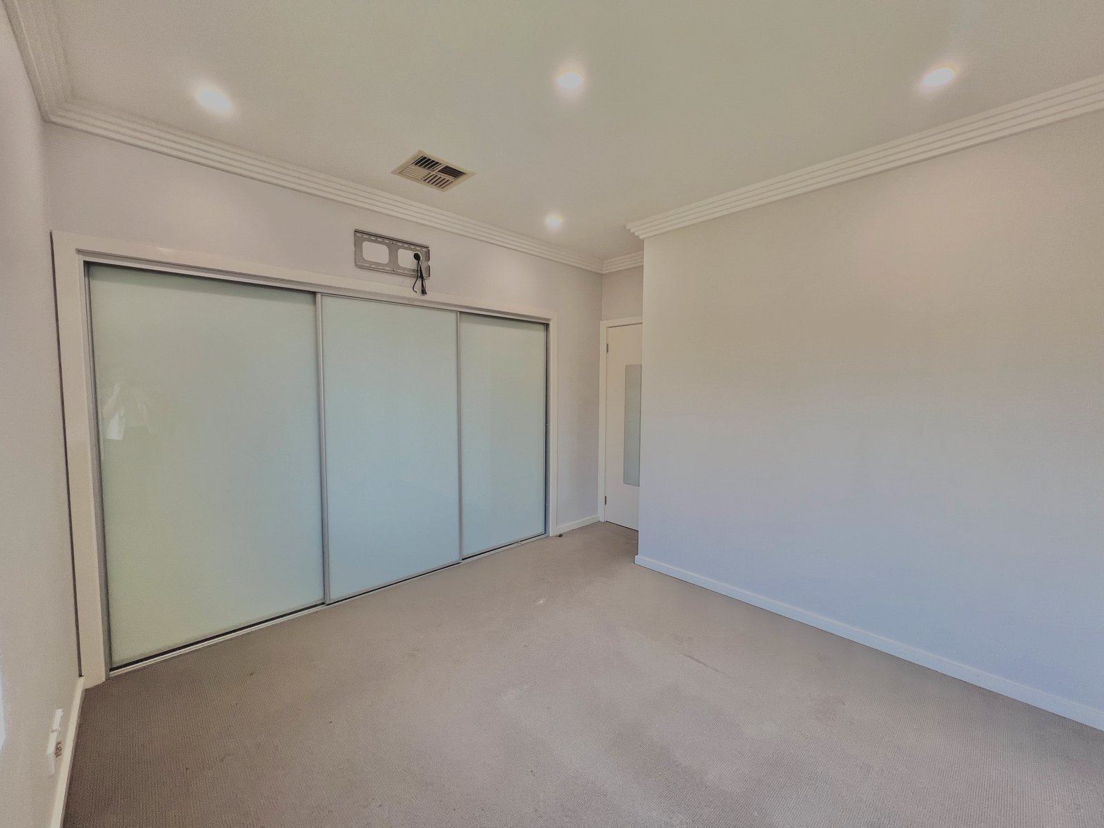 16 Exhibition Parade MOUNT PRITCHARD 10