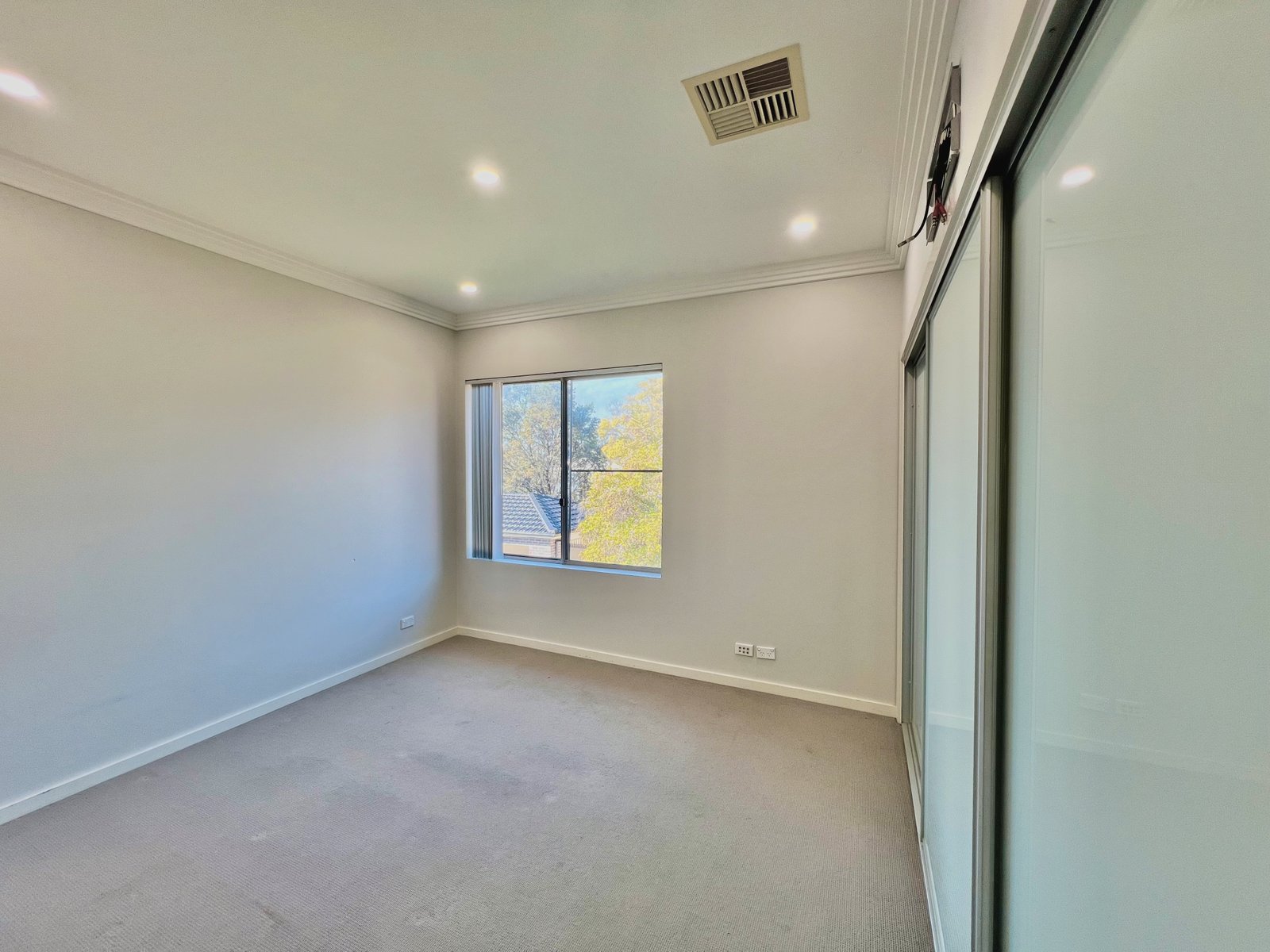 16 Exhibition Parade MOUNT PRITCHARD 13