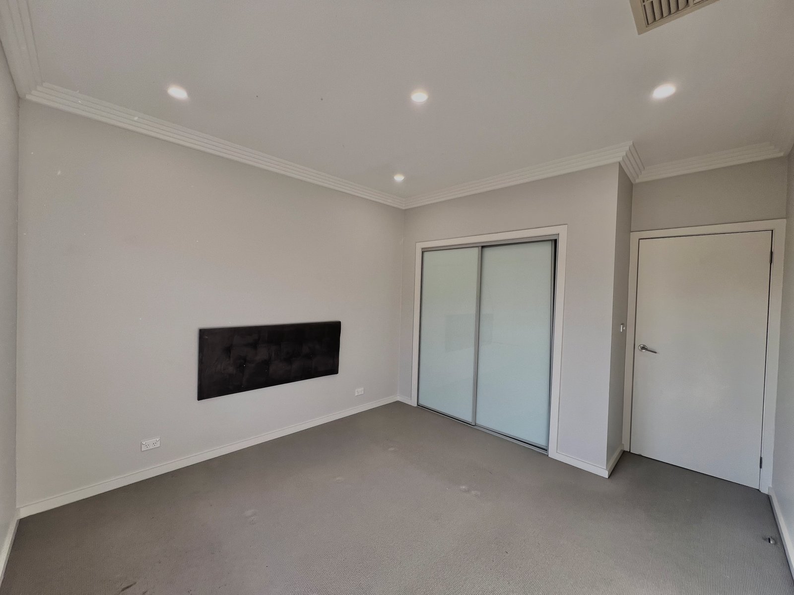 16 Exhibition Parade MOUNT PRITCHARD 9