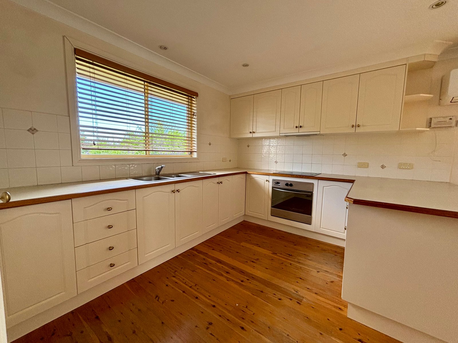 16 Glencoe Street MANILLA 6