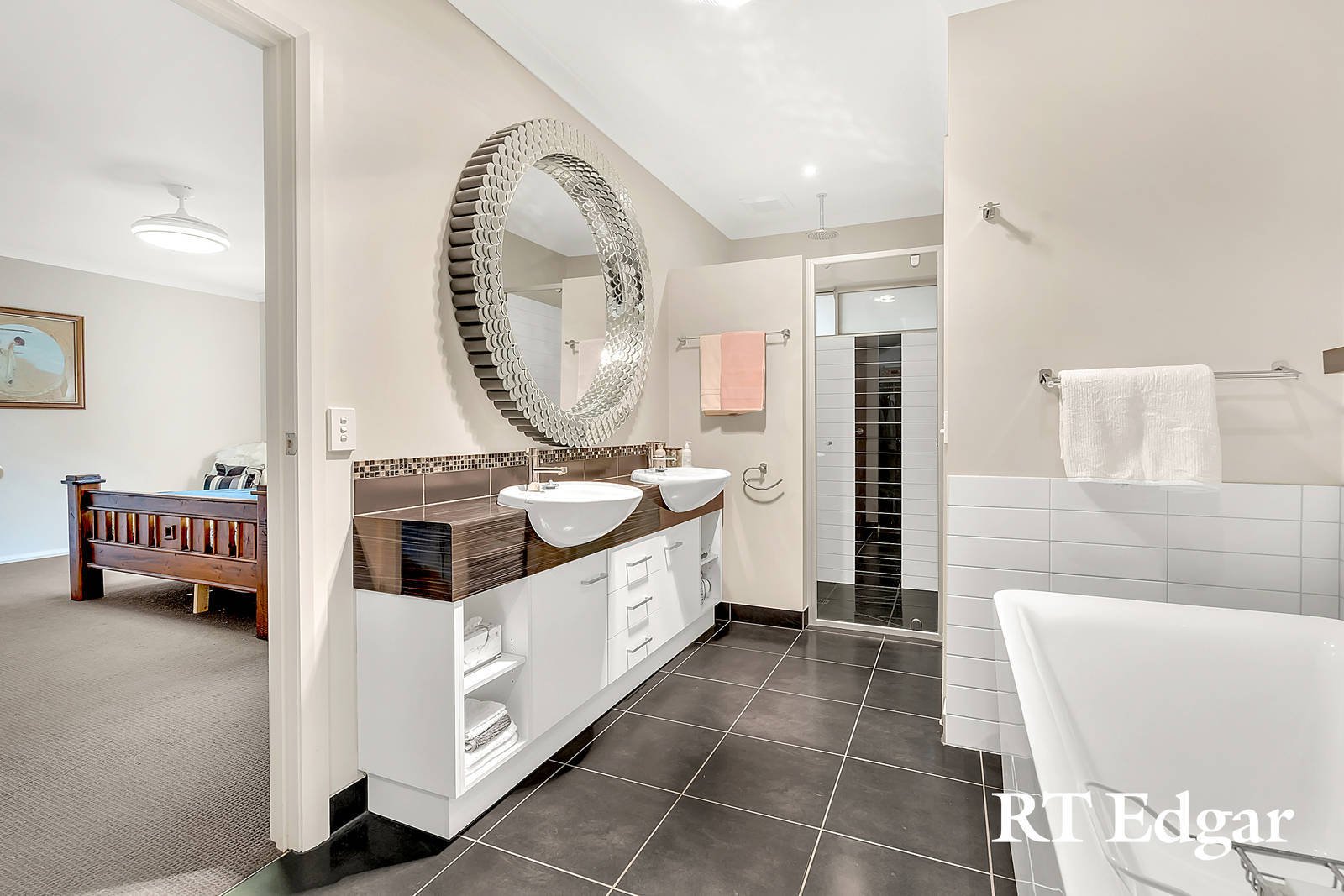 Real Estate and Property in 16 Gwendoline Avenue, Woodend, VIC