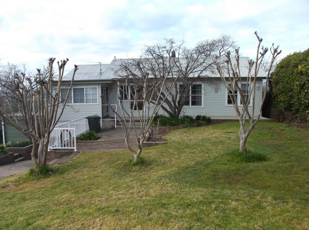 16 Herbert St  TUMUT 1