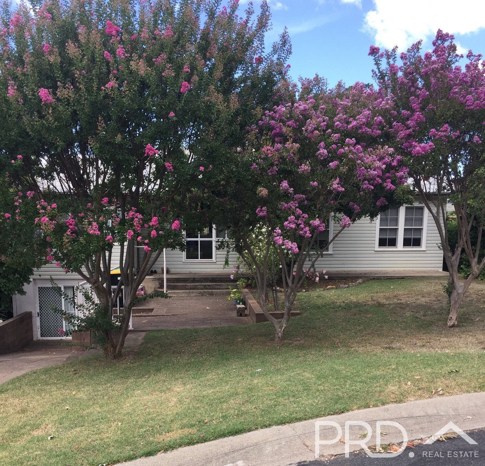 16 Herbert St  TUMUT 2