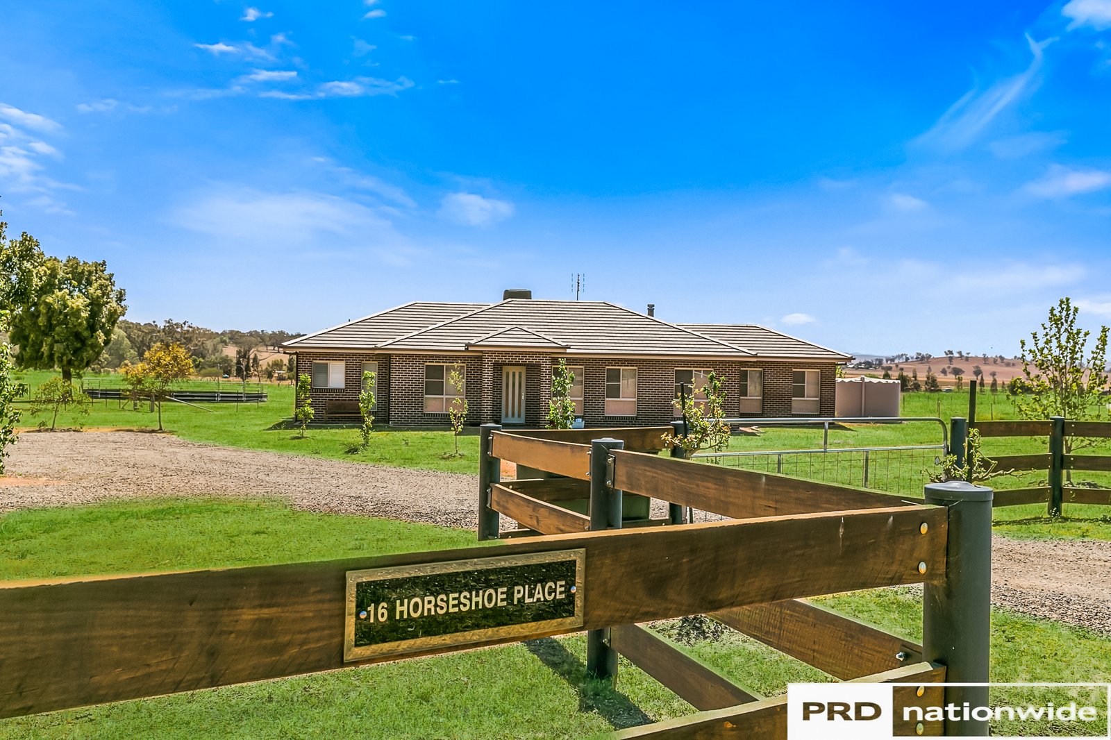 16 Horseshoe Place TAMWORTH 2