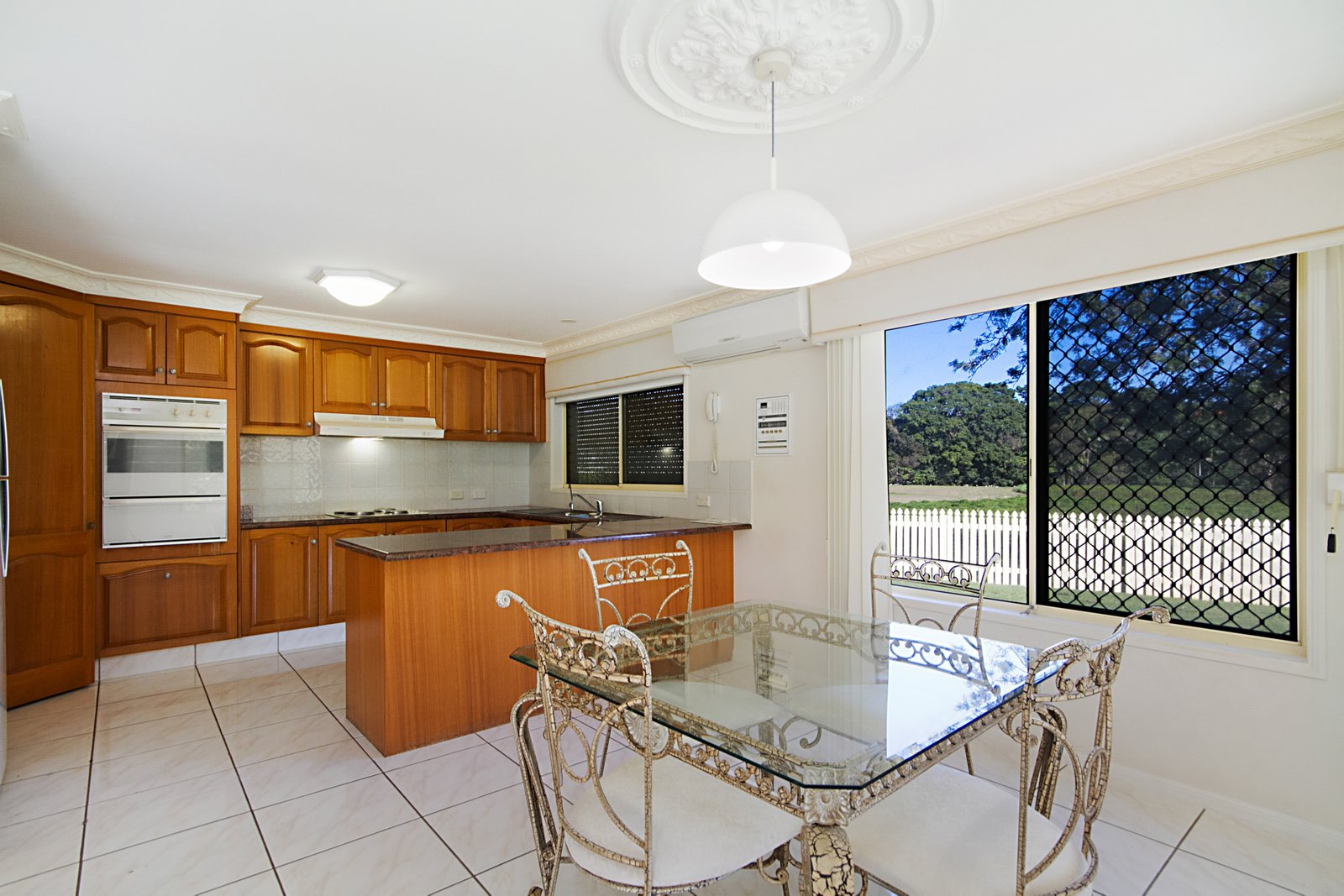 16 Huntingdale Place BANORA POINT 4