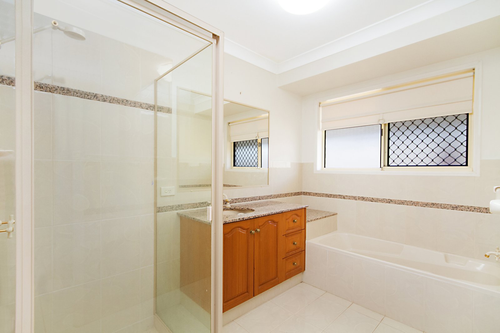 16 Huntingdale Place BANORA POINT 8