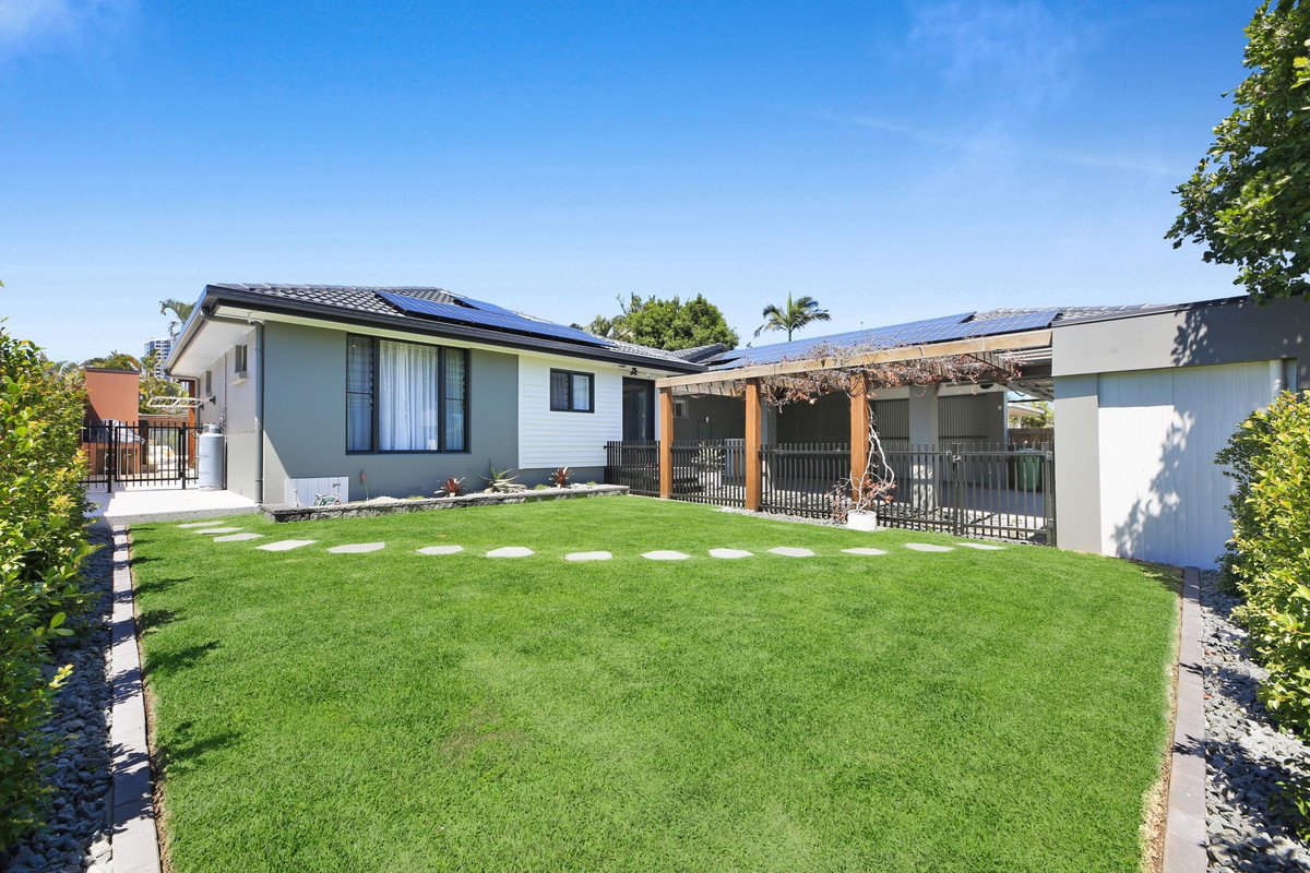 16 Joan Street Burleigh Waters 5