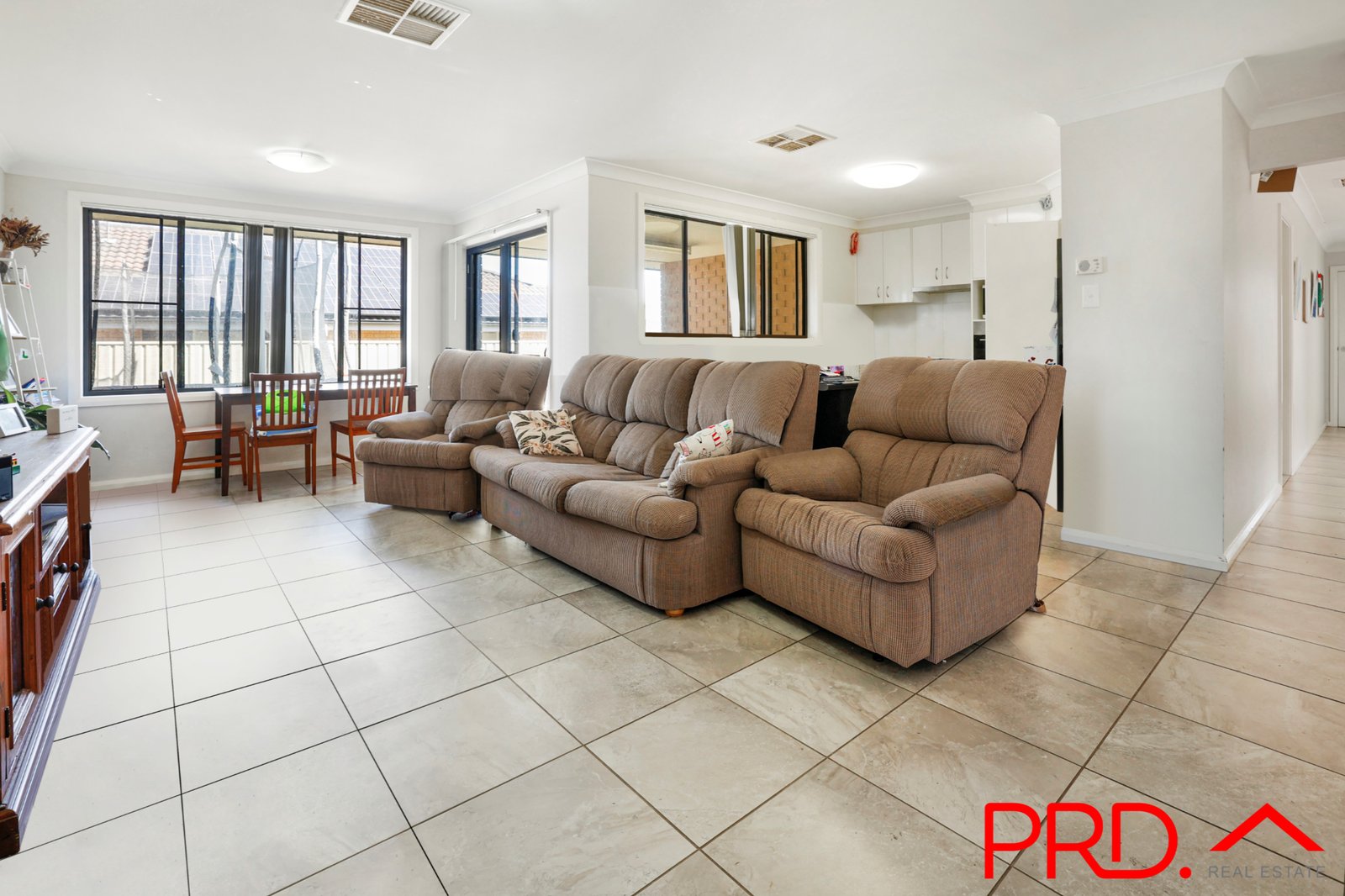 16 Lake Place TAMWORTH 5