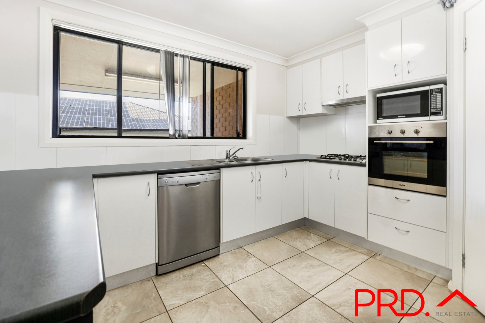 16 Lake Place TAMWORTH 6