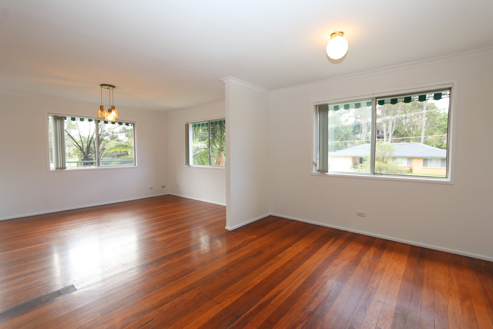 16 Macquarie Avenue MOLENDINAR 4