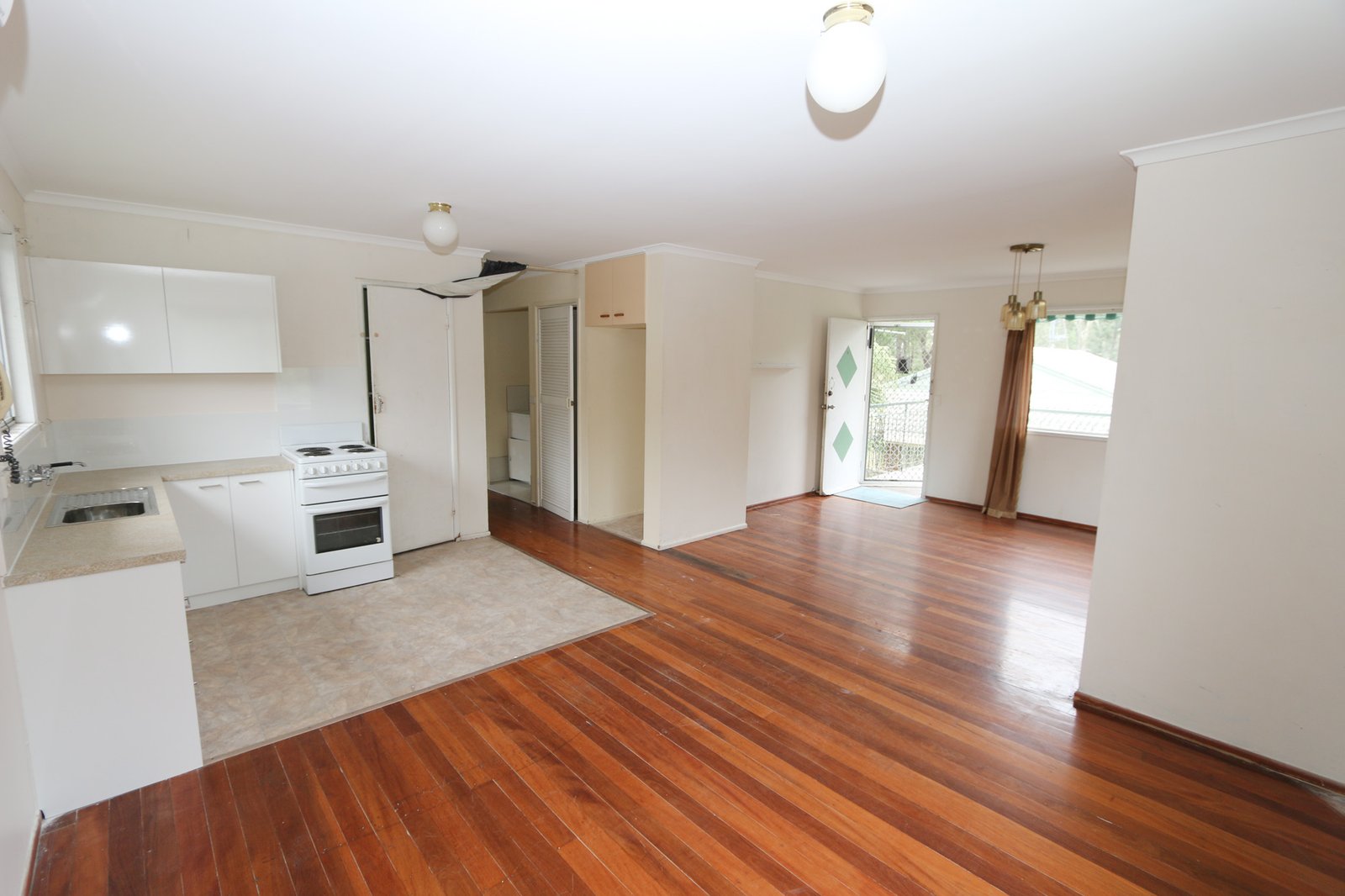 16 Macquarie Avenue MOLENDINAR 4