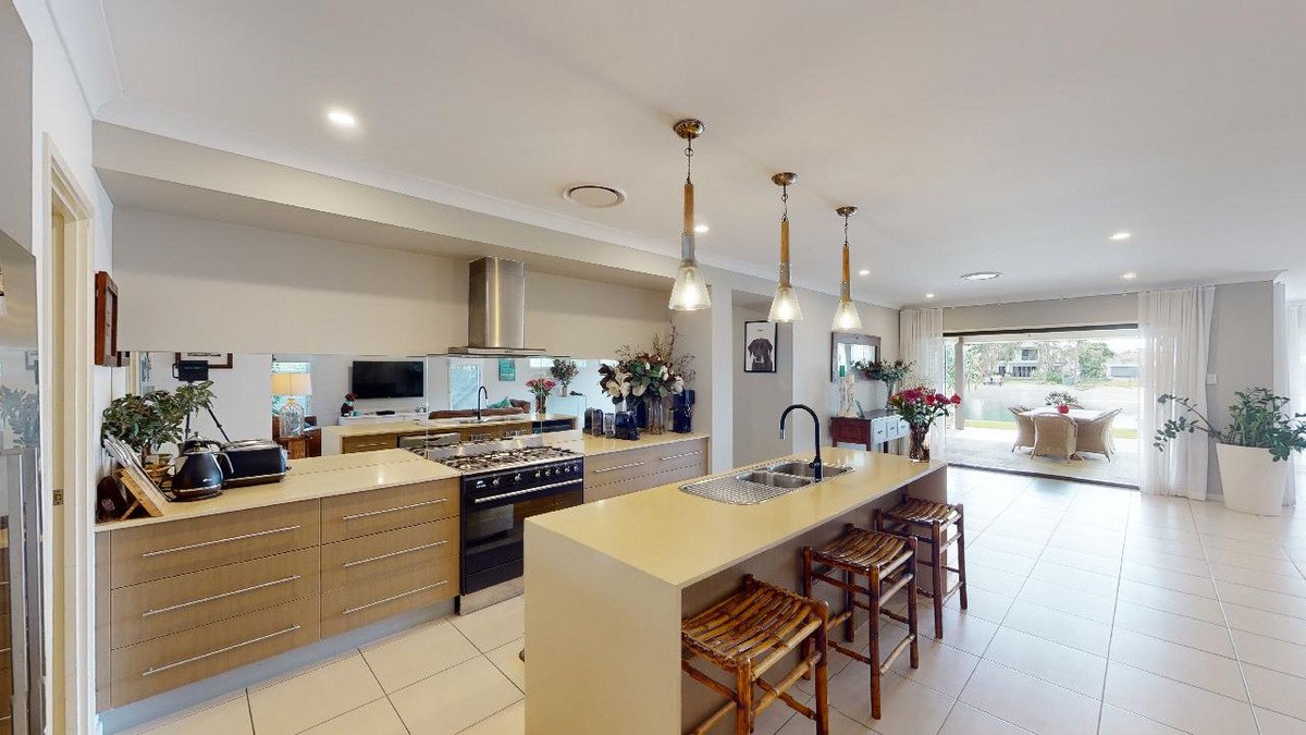 16 Mallawa Drive Palm Beach 2