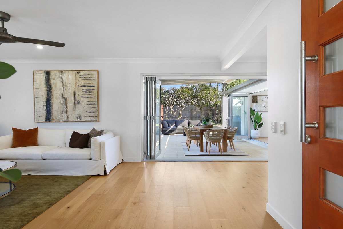 16 Manakin Avenue BURLEIGH WATERS 4