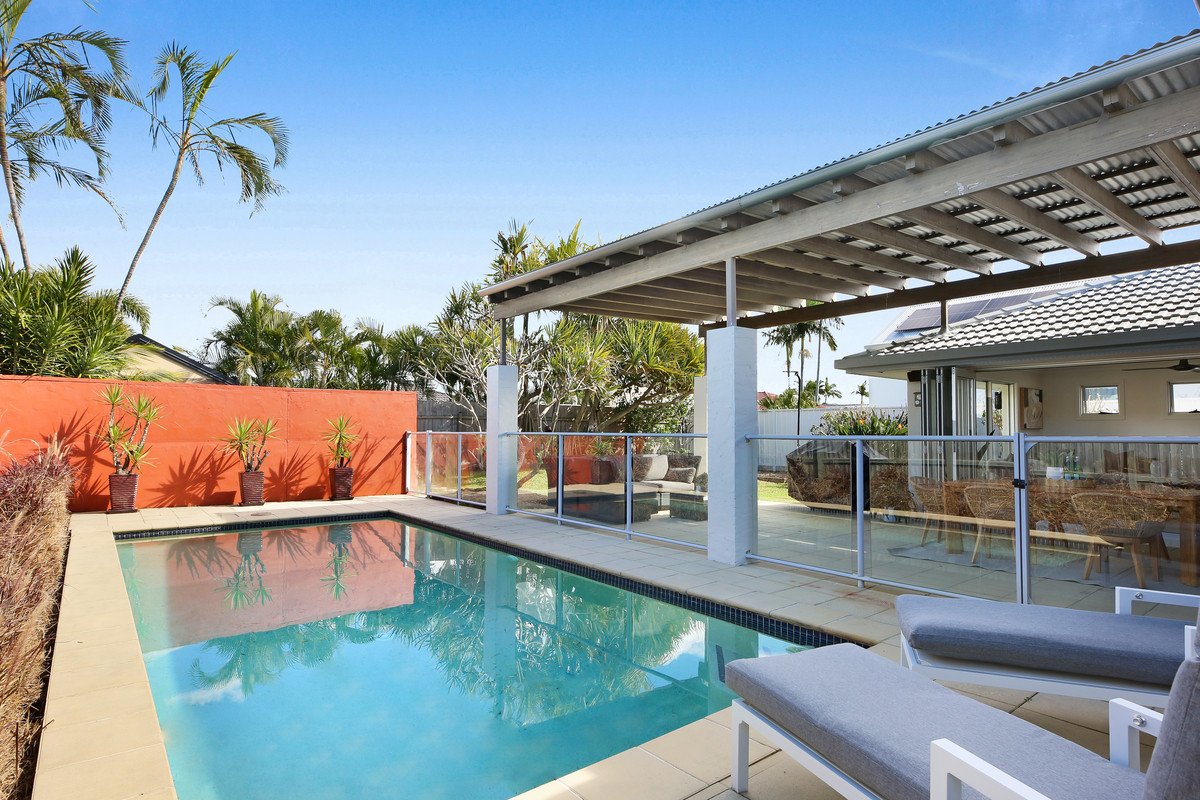 16 Manakin Avenue BURLEIGH WATERS 12
