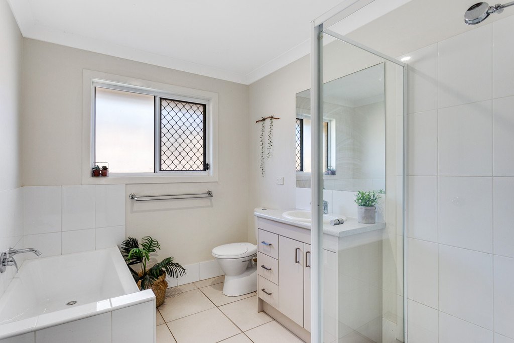 16 MAREE Place REDLAND BAY 9