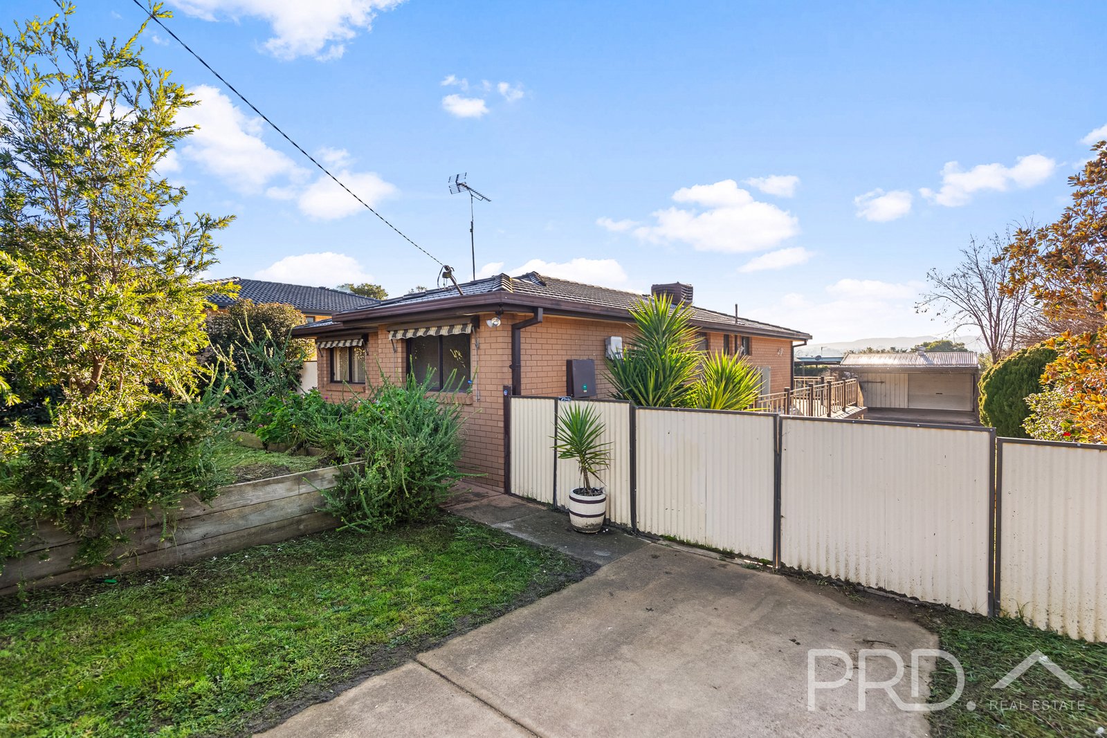 16 McAlister Street TUMUT 2