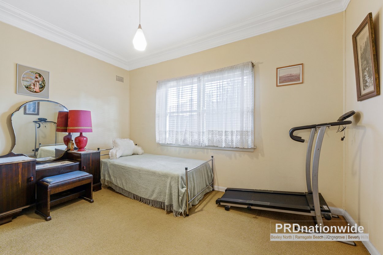 16 Moorefields Road KINGSGROVE 8