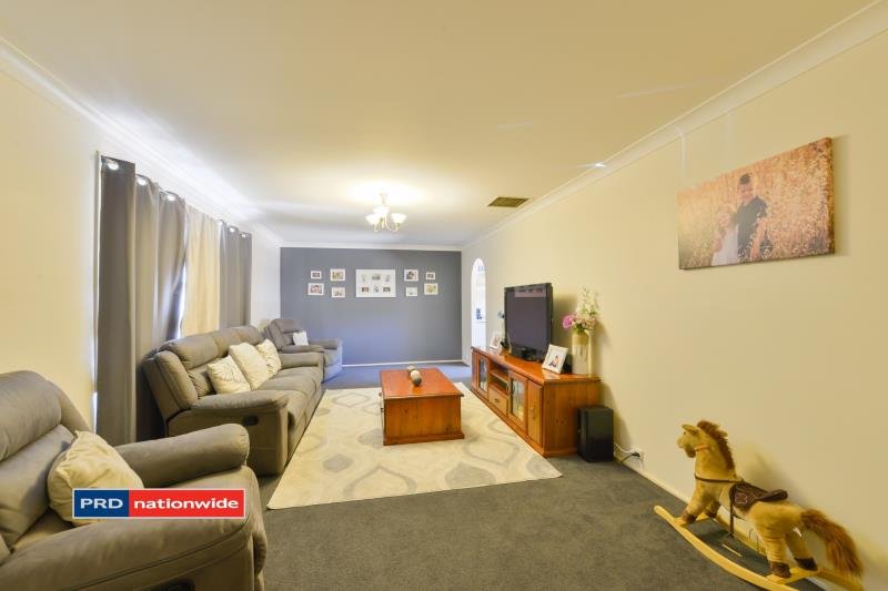 16 Myndee Avenue TAMWORTH 2