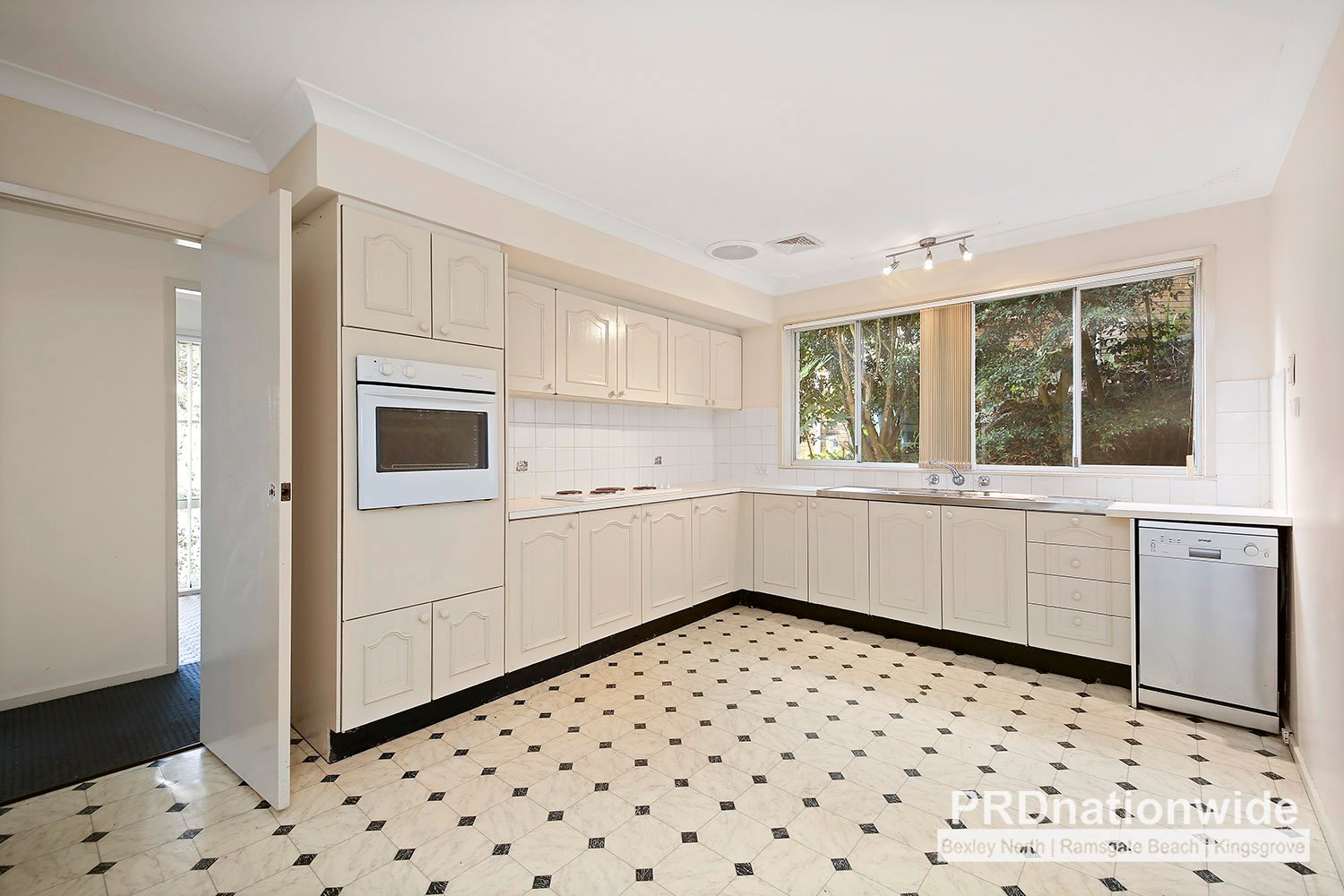 16 Oak Street LUGARNO 3