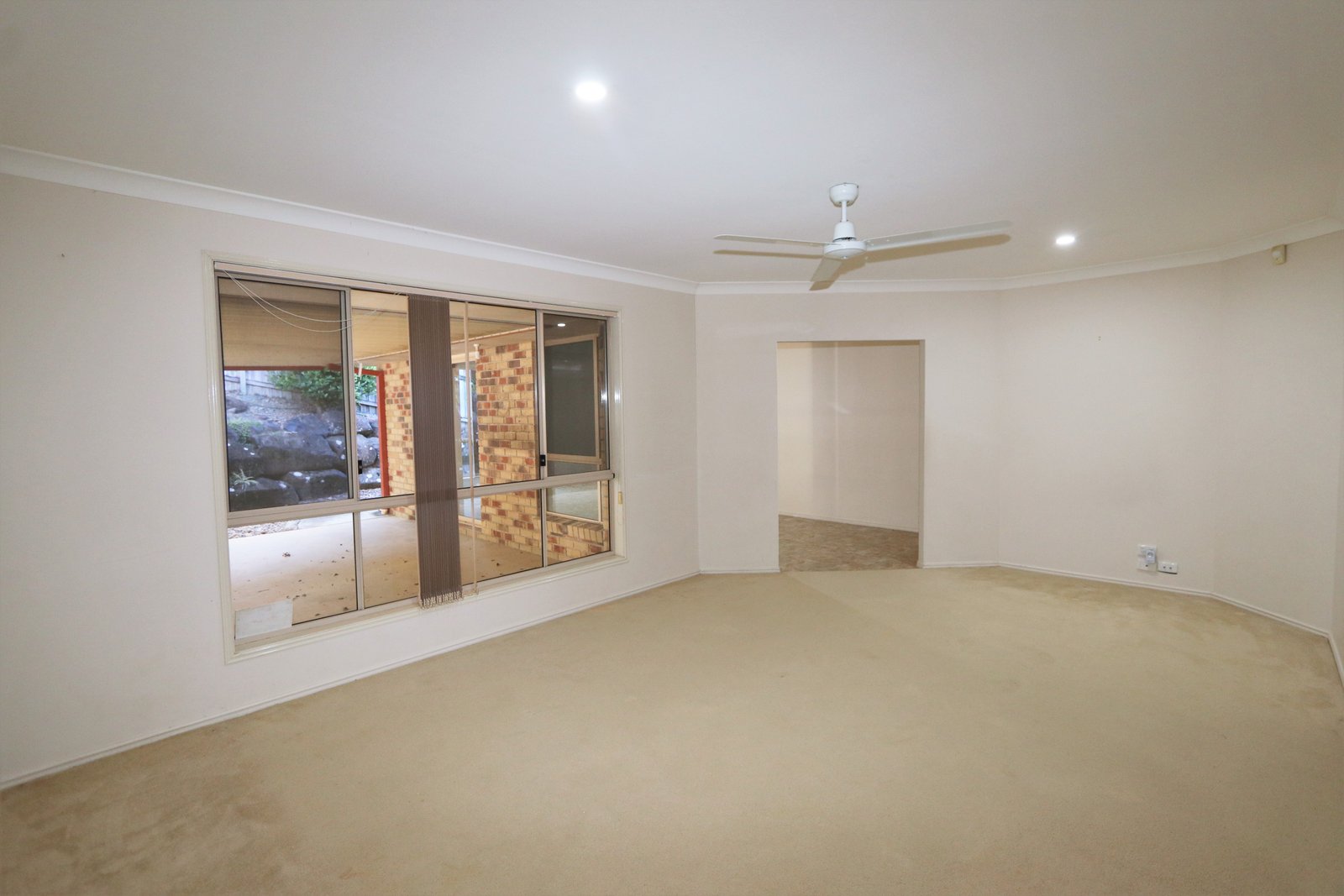 16 Paddington Drive CARRARA 9