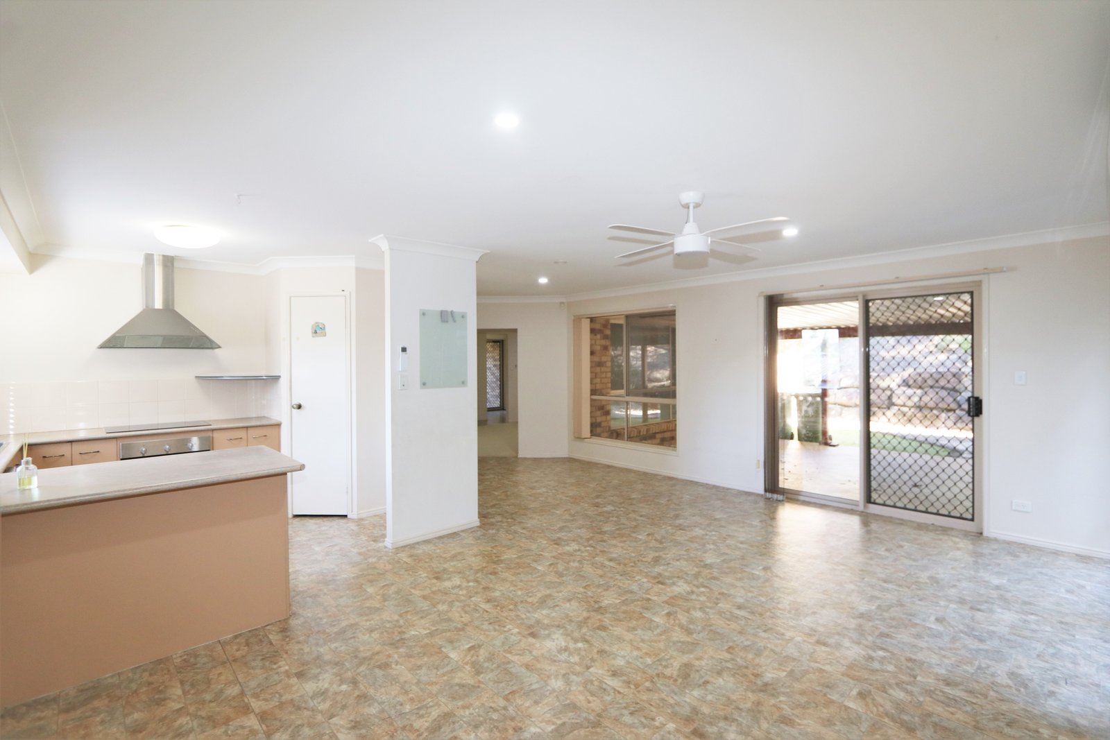 16 Paddington Drive CARRARA 12