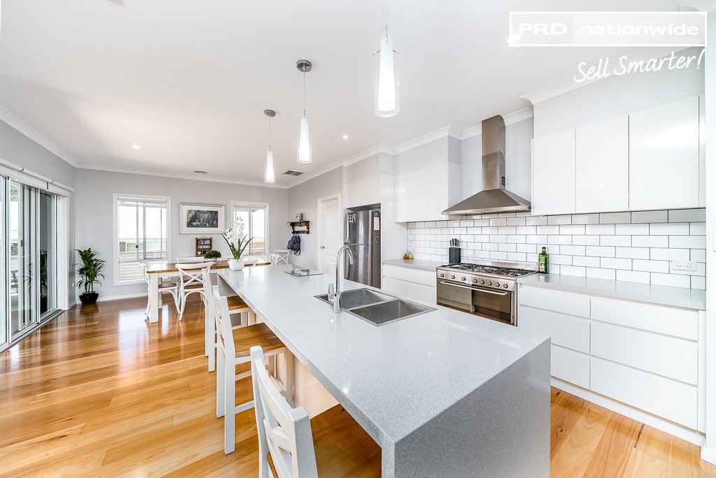 16 Pooginook Place BOURKELANDS 6