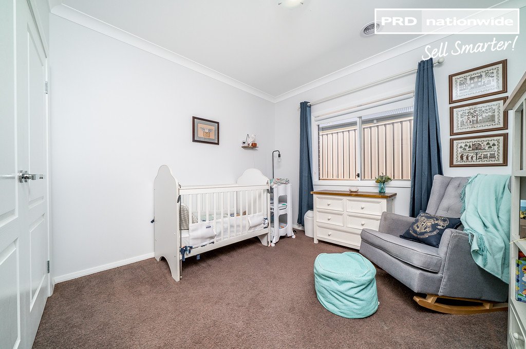 16 Pooginook Place BOURKELANDS 8