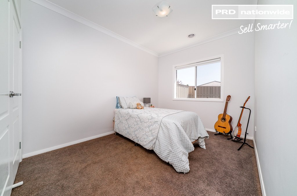 16 Pooginook Place BOURKELANDS 9