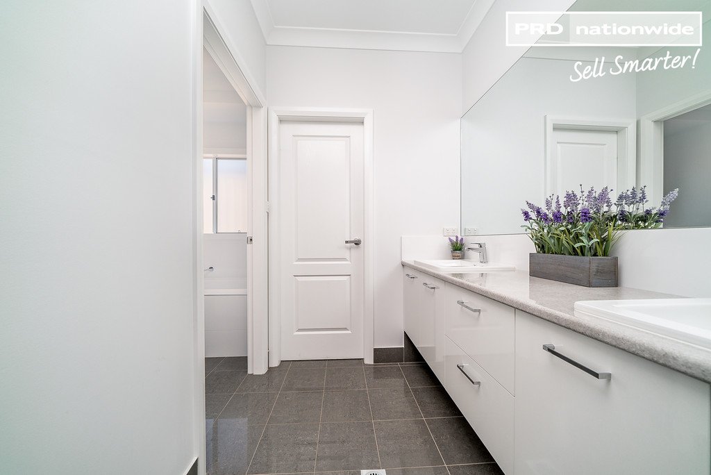 16 Pooginook Place BOURKELANDS 12